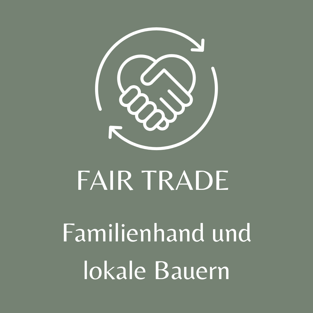 Symbol für Fairen Handel: Zwei Hände, die sich zu einem Herz formen, umgeben von einem Pfeilkreis auf grünem Hintergrund. Fair Trade bei Honeydew