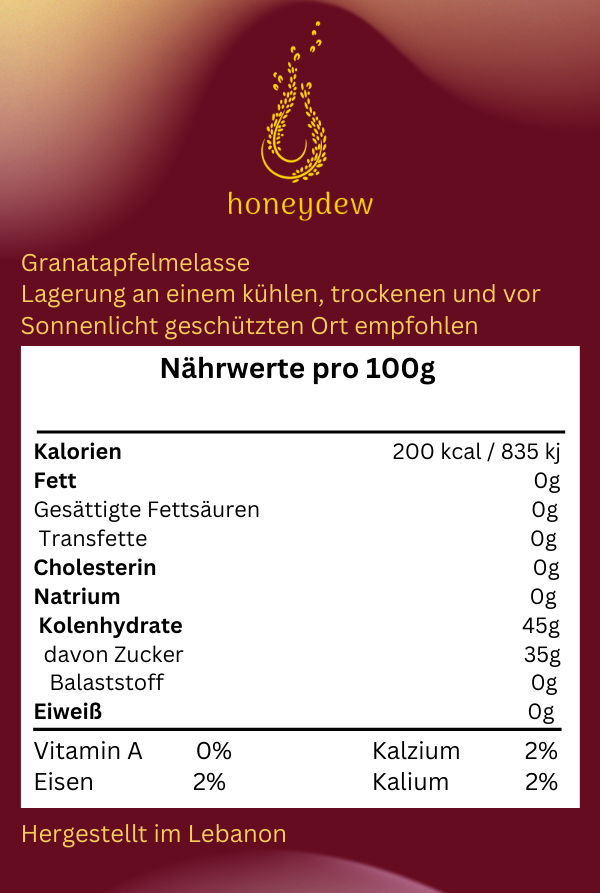 Das Bild zeigt das Nährwertetikett von "honeydew Granatapfelmelasse" auf einem eleganten, tiefroten Hintergrund mit goldfarbenem Logo und Schriftzug. Es enthält wichtige Informationen zur Lagerung und den Inhaltsstoffen pro 100 g des Produkts:
Kalorien: 200 kcal / 835 kJ
Fett: 0 g
Gesättigte Fettsäuren: 0 g
Transfette: 0 g
Cholesterin: 0 g
Natrium: 0 g
Kohlenhydrate: 45 g
davon Zucker: 35 g
Ballaststoff: 0 g
Eiweiß: 0 g
Vitamin A: 0 %
Kalzium: 2 %
Eisen: 2 %
Kalium: 2 %
Das Etikett weist zudem darauf hin,