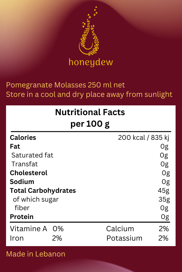 Das Bild zeigt das Nährwertetikett von "honeydew Pomegranate Molasses" auf einem stilvollen, tiefroten Hintergrund mit dem goldenen Markenlogo. Die Hinweise zur Lagerung empfehlen, das Produkt an einem kühlen, trockenen Ort, geschützt vor Sonnenlicht aufzubewahren.
Nährwerte pro 100 g:
Kalorien: 200 kcal / 835 kJ
Fett: 0 g
Gesättigte Fettsäuren: 0 g
Transfette: 0 g
Cholesterin: 0 g
Natrium: 0 g
Kohlenhydrate: 45 g
davon Zucker: 35 g
Ballaststoffe: 0 g
Eiweiß: 0 g
Vitamin A: 0 %
Kalzium: 2 %
Eisen: 2 %
Kal