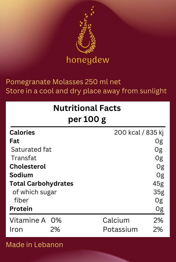 Das Bild zeigt das Nährwertetikett von "honeydew Pomegranate Molasses" auf einem stilvollen, tiefroten Hintergrund mit dem goldenen Markenlogo. Die Hinweise zur Lagerung empfehlen, das Produkt an einem kühlen, trockenen Ort, geschützt vor Sonnenlicht aufzubewahren.

Nährwerte pro 100 g:

Kalorien: 200 kcal / 835 kJ
Fett: 0 g
Gesättigte Fettsäuren: 0 g
Transfette: 0 g
Cholesterin: 0 g
Natrium: 0 g
Kohlenhydrate: 45 g
davon Zucker: 35 g
Ballaststoffe: 0 g
Eiweiß: 0 g
Vitamin A: 0 %
Kalzium: 2 %
Eisen: 2 %
Kal