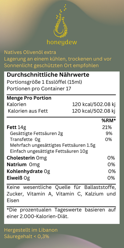 Ein Nährwertetikett für „honeydew Natives Olivenöl Extra“ auf einem sanft verlaufenden graugrünen Hintergrund mit dem goldenen „honeydew“-Logo. Die Lagerung wird an einem kühlen, trockenen und vor Sonnenlicht geschützten Ort empfohlen. Die durchschnittlichen Nährwerte sind für eine Portionsgröße von 1 Esslöffel (15 ml) angegeben, mit 17 Portionen pro Container. Eine Portion enthält 120 kcal, 14 g Fett (davon 2 g gesättigte Fettsäuren, 1,5 g mehrfach ungesättigte und 10 g einfach ungesättigte Fettsäuren), 0 